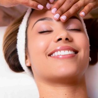 LIMPEZA DE PELE DO ROSTO COM PEELING DE DIAMANTE