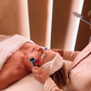 Massagem Facial Anti-Stress com Cromoterapia